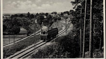 Hübsch, oder? Diese Postkarte aus dem Jahr 1935 fanden wir im Fotoarchiv. Hier pendelt auch heute noch an besonderen Tagen eine Bahn.