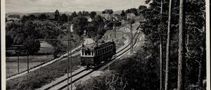 Hübsch, oder? Diese Postkarte aus dem Jahr 1935 fanden wir im Fotoarchiv. Hier pendelt auch heute noch an besonderen Tagen eine Bahn.