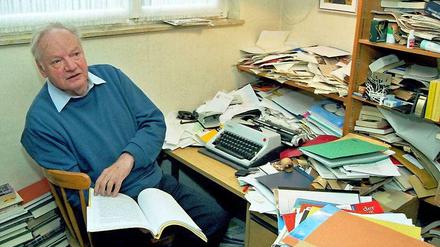 Odo Marquard an seinem Arbeitsplatz, 2005.