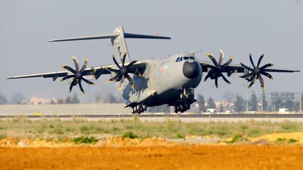 Start. Airbus häl im Gegensatz zu den Streitkräften von Deutschland, Großbritannien, der Türkei und Malaysia an Testflügen mit dem A400M fest.