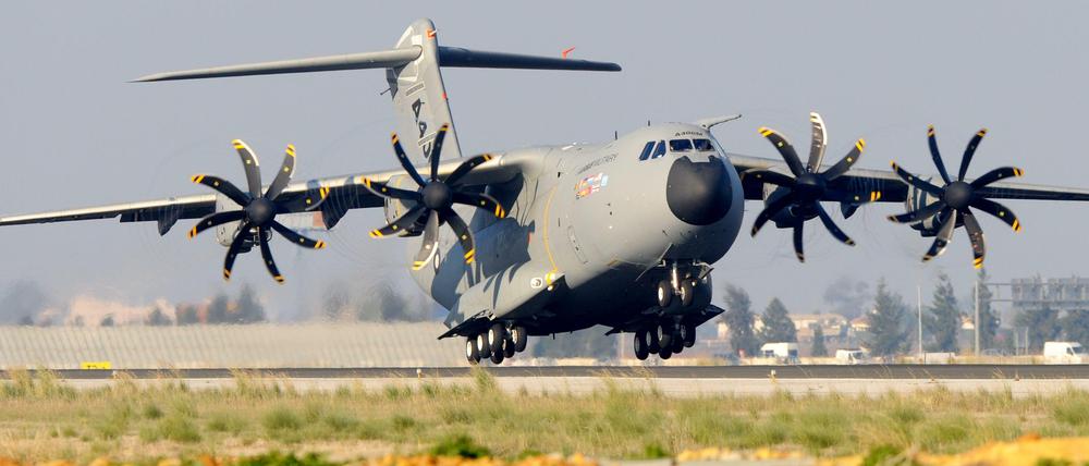 Start. Airbus häl im Gegensatz zu den Streitkräften von Deutschland, Großbritannien, der Türkei und Malaysia an Testflügen mit dem A400M fest.