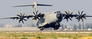 Start. Airbus häl im Gegensatz zu den Streitkräften von Deutschland, Großbritannien, der Türkei und Malaysia an Testflügen mit dem A400M fest.