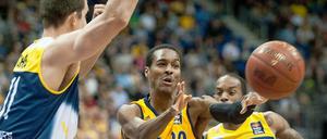 Alex Renfroe (M.) von Alba Berlin passt den Ball vor Adam Chubb (l.) und Julius Jenkins von den Baskets Oldenburg.