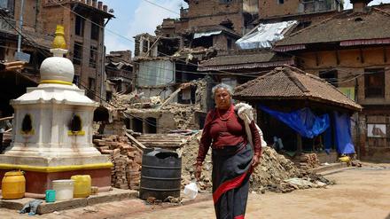 Eine Frau in den Straßen von Kathmandu am Mittwoch. Das schwere Erdbeben und das Nachbeben haben die Hauptsstadt Nepals erschüttert und unzählige Häuser zerstört. 