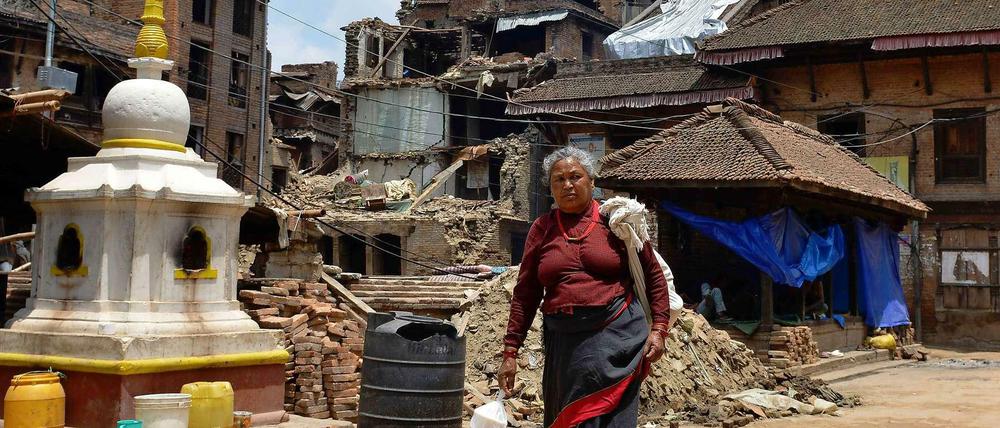 Eine Frau in den Straßen von Kathmandu am Mittwoch. Das schwere Erdbeben und das Nachbeben haben die Hauptsstadt Nepals erschüttert und unzählige Häuser zerstört.