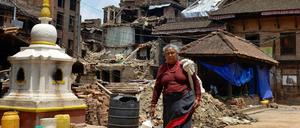 Eine Frau in den Straßen von Kathmandu am Mittwoch. Das schwere Erdbeben und das Nachbeben haben die Hauptsstadt Nepals erschüttert und unzählige Häuser zerstört. 