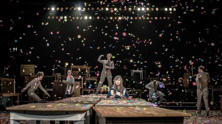 Szene aus Christopher Rüpings Theateradaption des Dogmafilms "Das Fest" im Schauspiel Stuttgart.