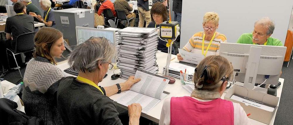 Zahlreiche Mitarbeiter waren auch zwei Tage nach der Wahl noch mit dem Auszählen der Stimmzettel beschäftigt.
