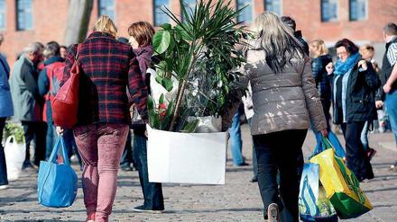 Shopping-Erlebnisse der besonderen Art sollen dem stationären Handel wieder auf die Beine helfen. Diesen Frauen würde es bereits reichen, wenn ihnen ein Gepäckträger-Service unter die Arme greifen könnte.