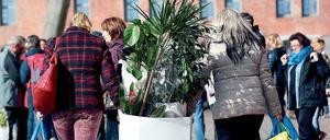Shopping-Erlebnisse der besonderen Art sollen dem stationären Handel wieder auf die Beine helfen. Diesen Frauen würde es bereits reichen, wenn ihnen ein Gepäckträger-Service unter die Arme greifen könnte.
