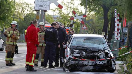 Schwer beschädigt. Der Mann prallte mit seinem Auto gegen eine einfahrende S-Bahn.