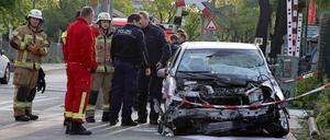 Schwer beschädigt. Der Mann prallte mit seinem Auto gegen eine einfahrende S-Bahn.