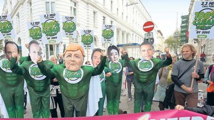 Aktivisten der Bürgerbewegung Avaaz demonstrieren in Hamburg vor dem Tagungshotel der G-7-Energieminister.