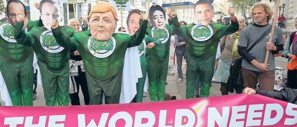 Aktivisten der Bürgerbewegung Avaaz demonstrieren in Hamburg vor dem Tagungshotel der G-7-Energieminister.
