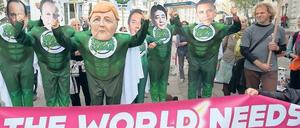 Aktivisten der Bürgerbewegung Avaaz demonstrieren in Hamburg vor dem Tagungshotel der G-7-Energieminister.
