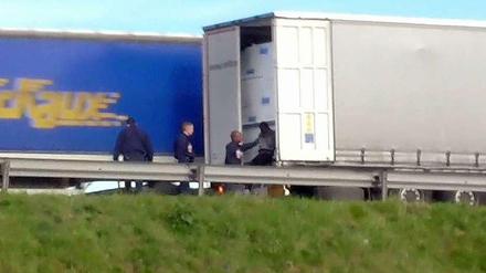 Die Aufnahmen des Videos aus Calais zeigen, wie Polizeibeamte Flüchtlinge aus Lkws ziehen, auf den Boden und über die Absperrung werfen.