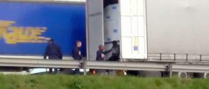 Die Aufnahmen des Videos aus Calais zeigen, wie Polizeibeamte Flüchtlinge aus Lkws ziehen, auf den Boden und über die Absperrung werfen.