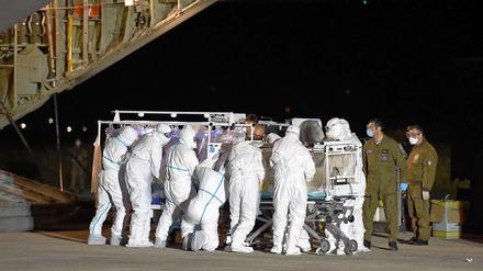 Am Flughafen auf Sardinien: Die Italienische Air-Force verfrachtet eine Krankenschwester, die sich in Westafrika mit Ebola infiziert hatte. 