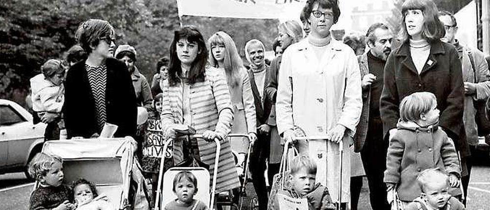 Dankbare Mütter (und Väter) demonstrierten gegen die Gefängnisstrafe, die Dr. Spock wegen seines Protests gegen den Vietnamkrieg drohte.