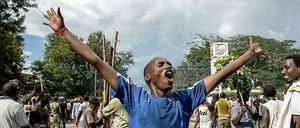 Freude. Ein Demonstrant auf einer Straße in der Hauptstadt Bujumbura. 