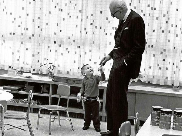 Gelassenheit und einen liebevollen Umgang empfahl der Kinderarzt den Eltern. 