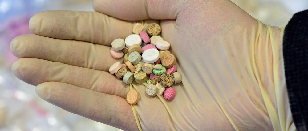Ecstasy-Tabletten wie diese konnten Ermittler am Samstag in Berlin-Lichtenberg sicherstellen.