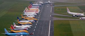 So sah es beim Finale der Europa League 2010 in Hamburg aus. Dort wurde sogar eine Startbahn gesperrt, weil es für all die Flugzeuge der Fans keine Parkplätze gab. In Berlin wird es entspannter - da ist ja am BER noch ganz viel Platz.