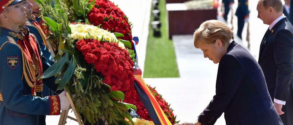 Angela Merkel legt in Moskau gemeinsam mit Wladimir Putin zwei Kränze am Grab des Unbekannten Soldaten nieder.