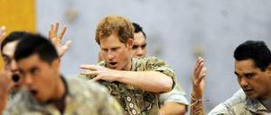 Prinz Harry lernt den Haka-Tanz mit der Armee in Neuseeland. 