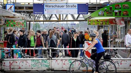 Bahnhof Warschauer Straße. Schmelztiegel, Umsteiger und Abhänger.
