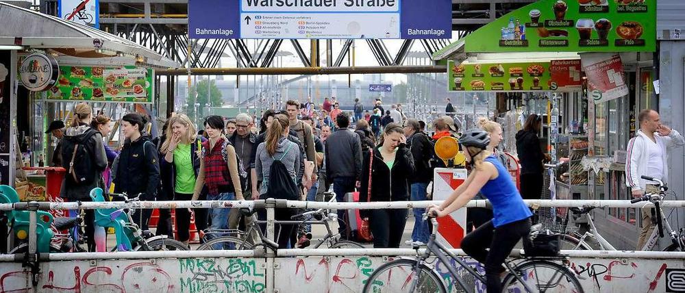 Bahnhof Warschauer Straße. Schmelztiegel, Umsteiger und Abhänger.