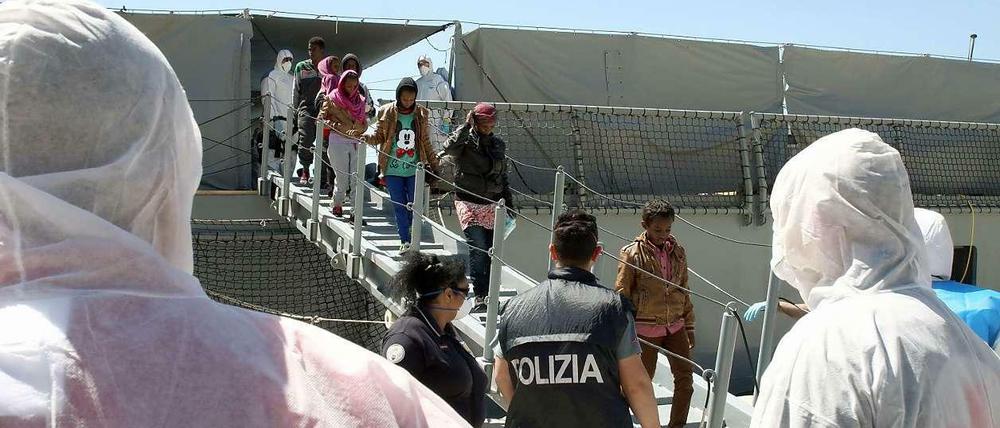 Gerettet. Flüchtlinge verlassen im Hafen von Reggio Calabria in Italien die deutsche Fregatte "Hessen".