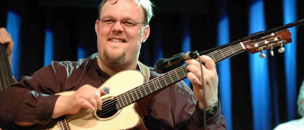 Fliegende Finger: Richard Smith aus Nashville ist ein Virtuose an der Akustikgitarre.