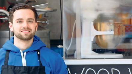 Philipp Niegisch vor dem Woop Woop Eisdielen-Truck. Allein das Produzieren des Eises unter Nebelschwaden ist bereits einen Besuch im Beach am Checkpoint Charlie wert. 