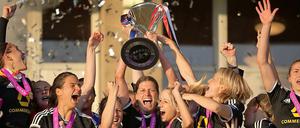 Frankfurts Kerstin Garefrekes (M) hält nach dem 2:1-Sieg den Champions League Pokal hoch.