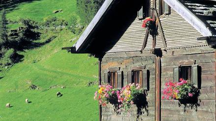 Sommerschmuck. Vinschgauer lieben Blumen. Jedes Bauernhaus wird reich bunt und verziert.