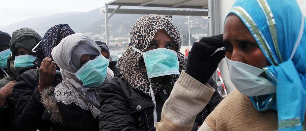 Schutzsuchende. Flüchtlinge vor der griechischen Küste.