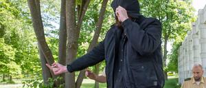 Der Angeklagte Stefan B. zeigt nach dem Urteil in Ingolstadt (Bayern) einer Fotografin eine provozierende Geste. Das Gericht hat den 27-Jährigen am Montag wegen Mordes an der zwölfjährigen Franziska zu lebenslanger Haft verurteilt.