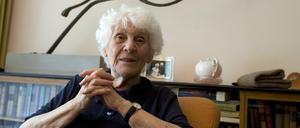 "Ich habe das für die Opfer getan." Ingeborg Rapoport, 102, hat ihre Doktorarbeit in Medizin erfolgreich verteidigt und dürfte wohl die weltweit älteste Promovendin sein - auch dank der Google-Kenntnisse ihrer Freunde.