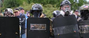 Rechtsextremisten der «Proud Boys» halten Schilde und stellen sich defensiv zueinander in einer Auseinandersetzung mit linksextremen Demonstranten.