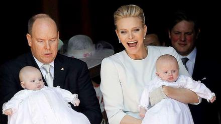 Fürst Albert II. und Charlène präsentieren am Sonntag die Zwillinge Prinz Jacques (l) und Prinzessin Gabriella (r) in Monaco.
