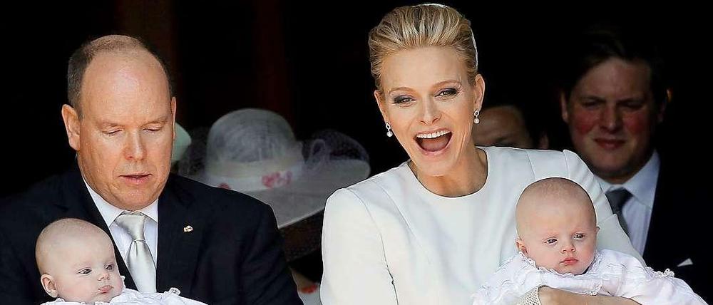 Fürst Albert II. und Charlène präsentieren am Sonntag die Zwillinge Prinz Jacques (l) und Prinzessin Gabriella (r) in Monaco.