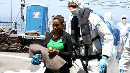 Versorgung von Flüchtlingen auf der deutschen Fregatte "Hessen".