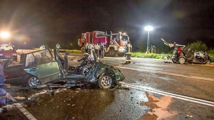 Zwei Autowracks, indem jeweils zwei Menschen starben, stehen am Sonntag auf der Bundesstraße B288 in Duisburg. Vier Menschen kamen ums Leben. 