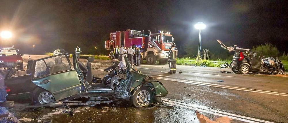 Zwei Autowracks, indem jeweils zwei Menschen starben, stehen am Sonntag auf der Bundesstraße B288 in Duisburg. Vier Menschen kamen ums Leben. 