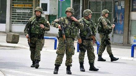 Sondereinheiten sichern Straßen in der Stadt Kumanovo im Norden von Mazedonien. Bei Kämpfen mit Albanern sind 22 Menschen ums Leben gekommen.