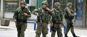 Sondereinheiten sichern Straßen in der Stadt Kumanovo im Norden von Mazedonien. Bei Kämpfen mit Albanern sind 22 Menschen ums Leben gekommen.