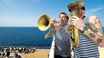 Blech ist auch Metall. Aber Russkaja, eine Truppe, die härtere russische Tanzmusik spielt, war dann doch nur für die sanfteren Töne an Bord zuständig. 