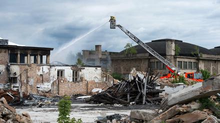 Feuerwehrleute löschen am Himmelfahrtstag ein Feuer in einer Lagerhalle in Karlshorst.