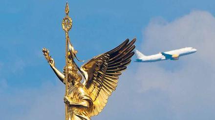 Hotspot Berlin. Während der Platzhirsch Air Berlin mit sich selbst beschäftigt ist, greifen die Billigflieger Ryanair und Easyjet an. Vor allem auf der Strecke nach Köln/Bonn will Ryanair mit Kampfpreisen Kunden gewinnen.